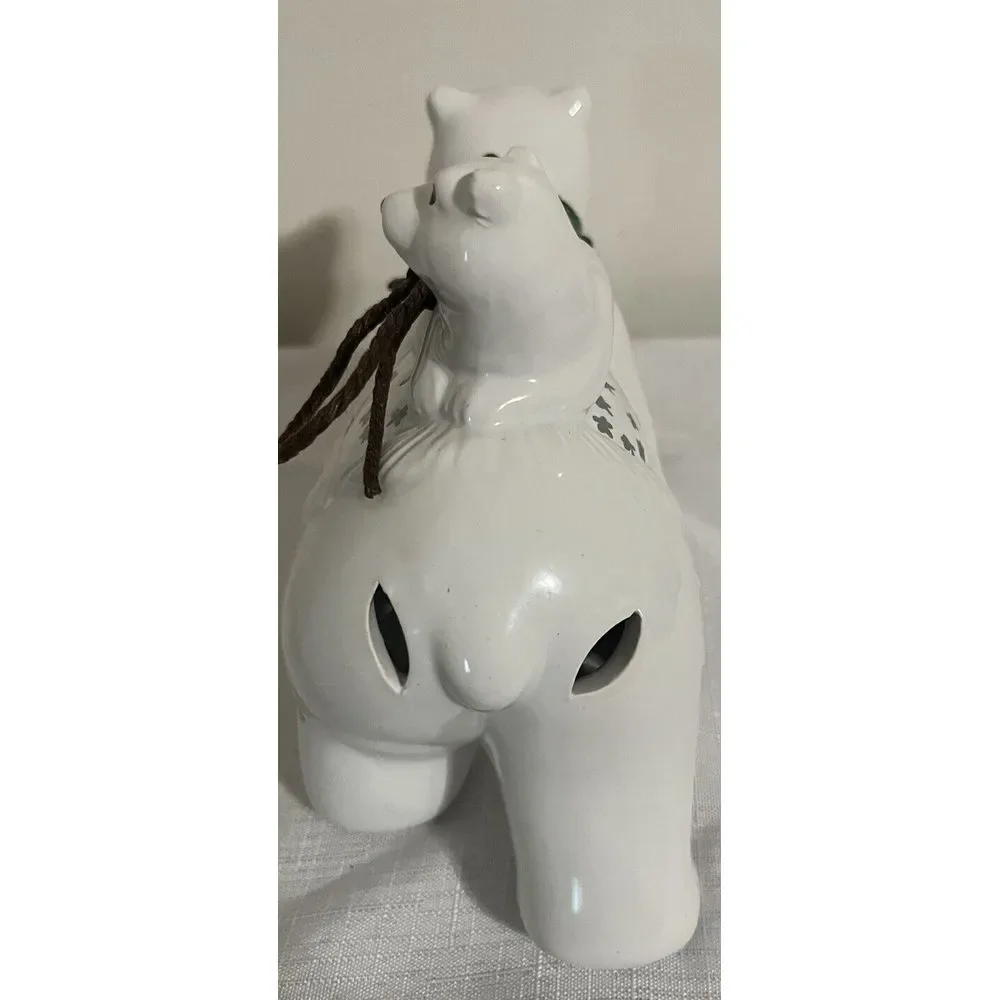 Polar Bear With potpourri‎